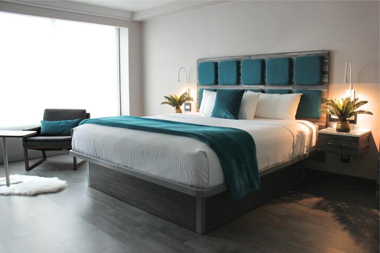 Signature Collection King Bed Mobility Accessible,1438715689:JPEG
