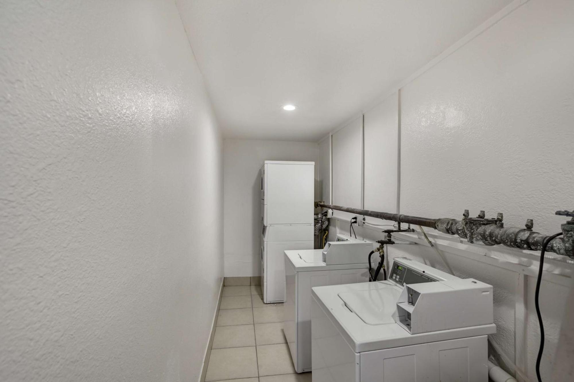Chambre Lit Queen-Size pour Personnes à Mobilité Réduite avec Douche Accessible en Fauteuil Roulant