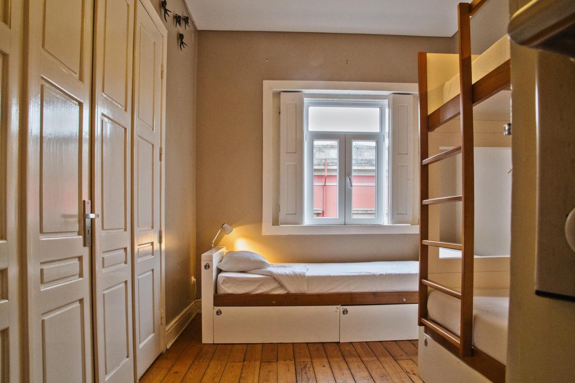 Cama num Dormitório com 3 Camas