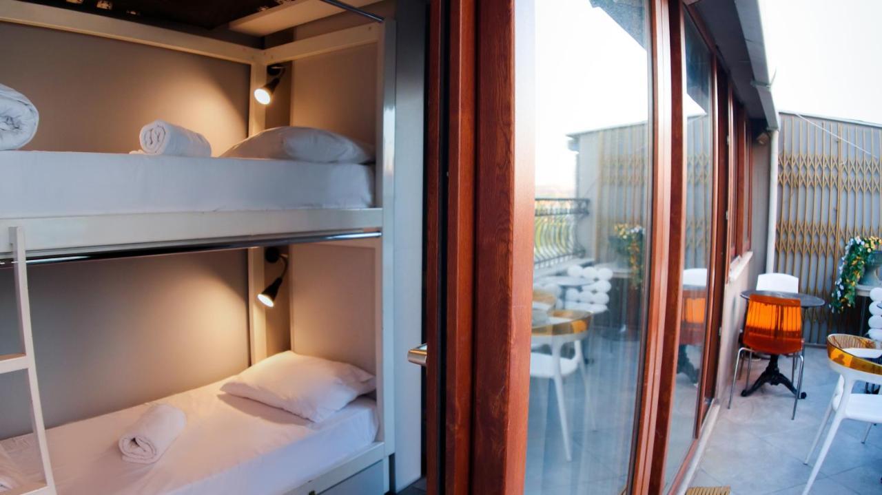 Cama individual en dormitorio compartido femenino de 2 camas