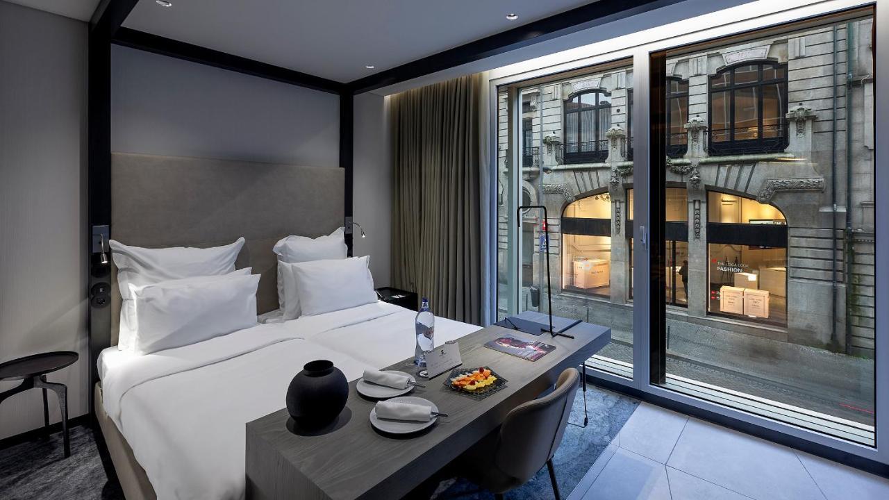Quarto com 2 Camas de Solteiro e Vista da Cidade