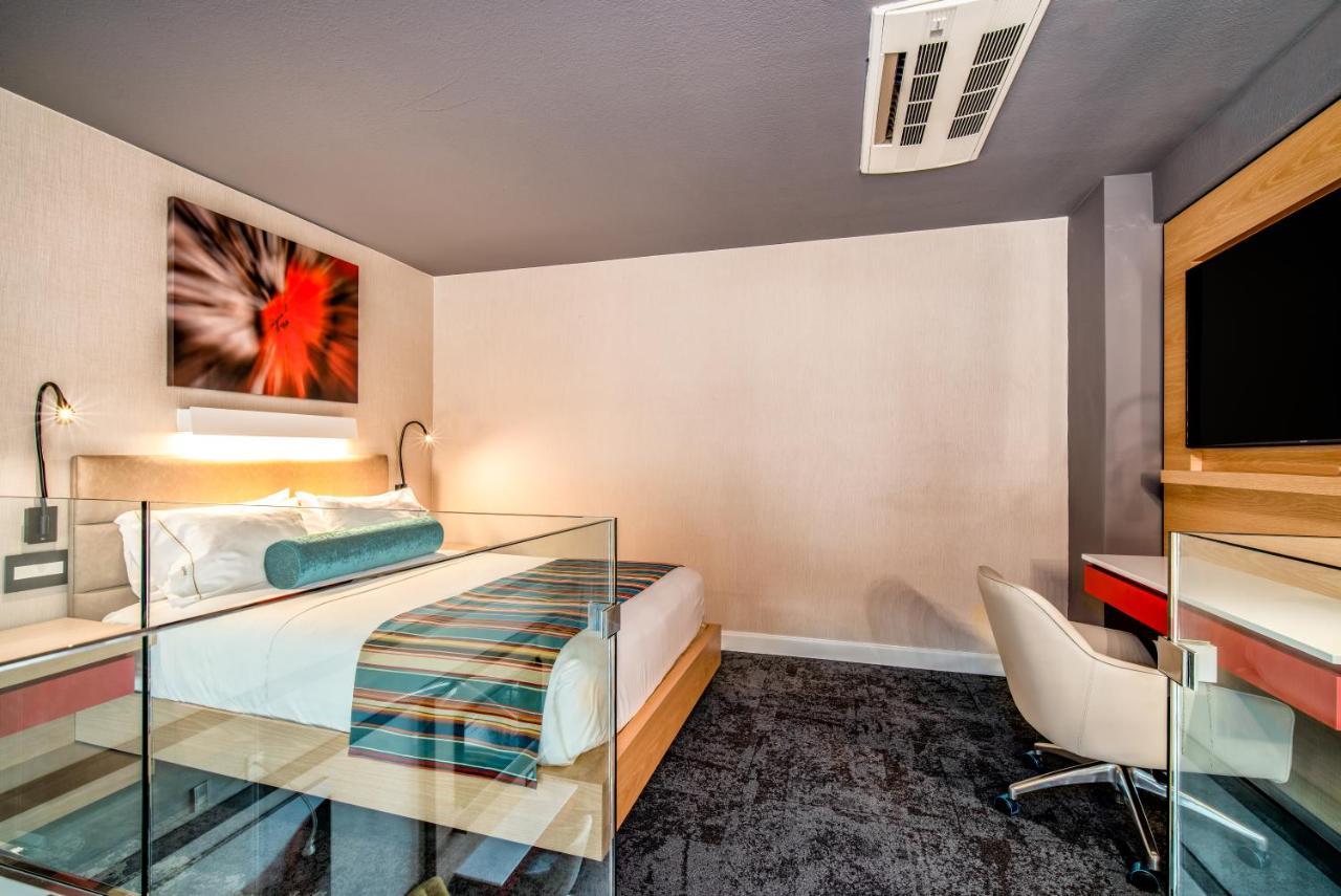 Queen Suite One Queen Bed City View
