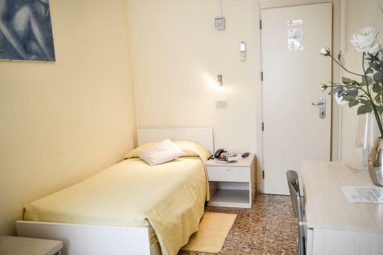 Single Room Shared Shower Toilet,778800090:JPEG