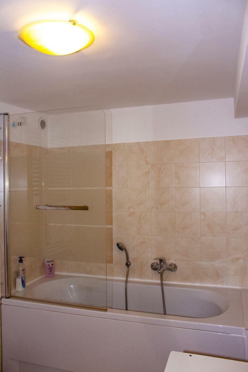 Camera Matrimoniale con Bagno in Comune e Vista Canale