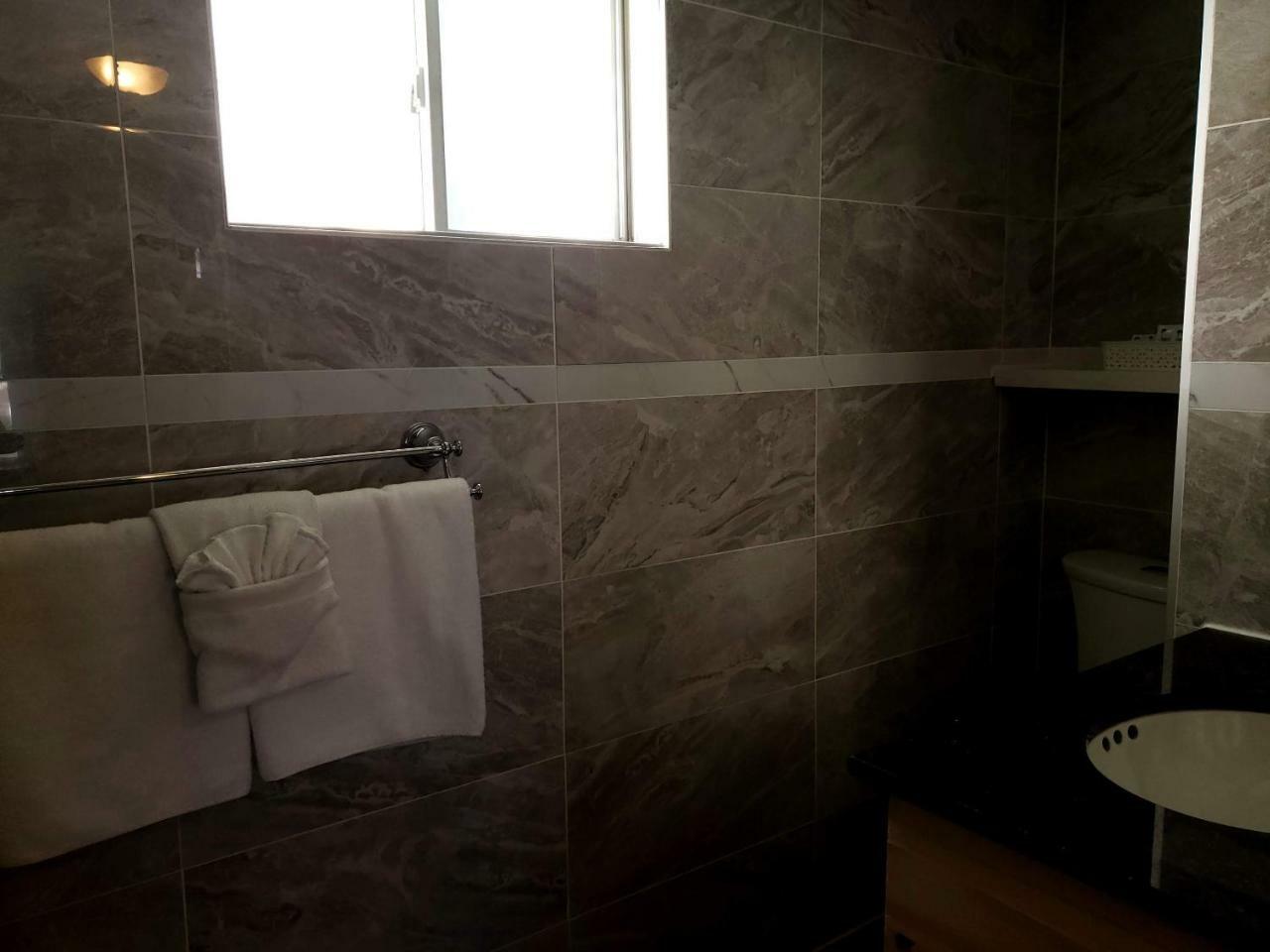 Habitación con cama grande