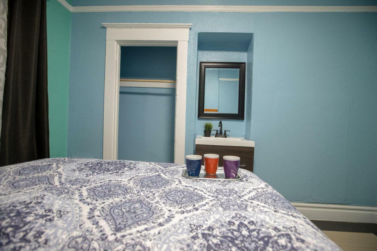Quarto com Cama Queen-size e Banheiro Compartilhado no Corredor