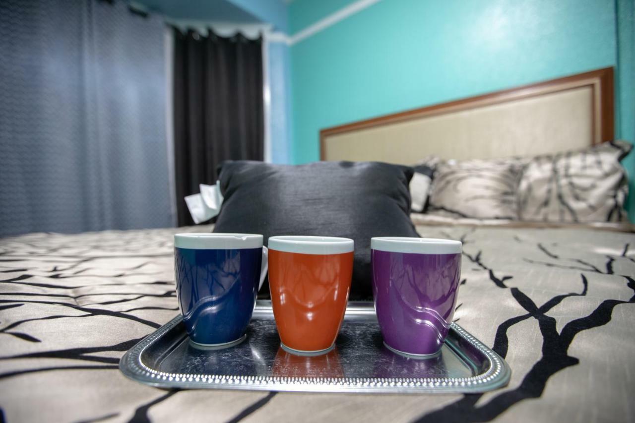 Quarto com Cama King-size e Banheiro Compartilhado no Corredor