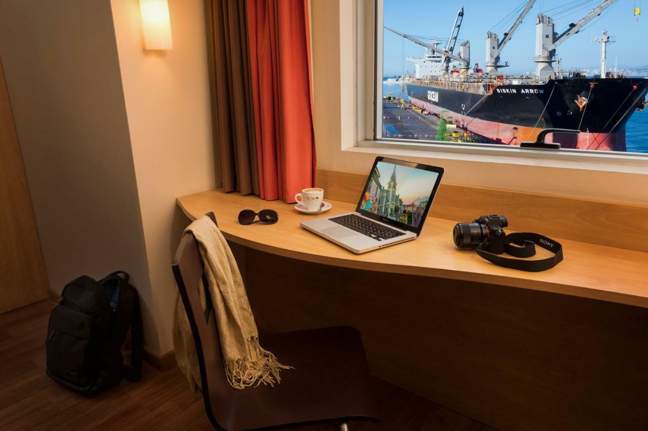Habitación con cama grande y vistas al mar