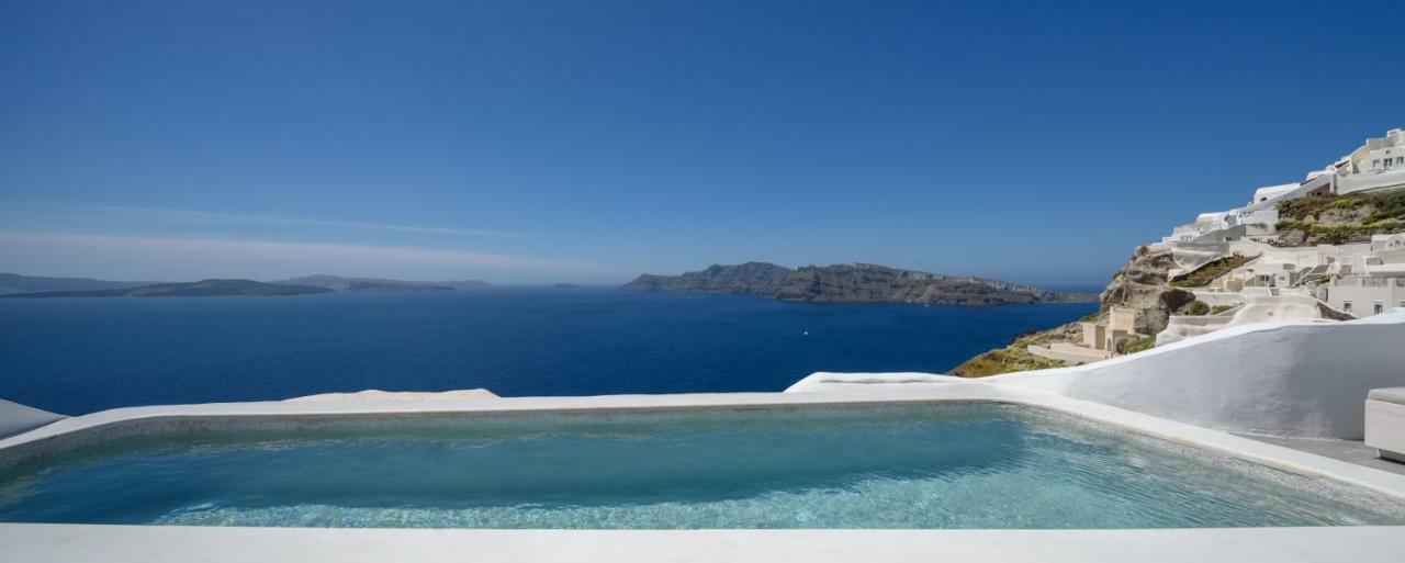 Executive Suite private outdoor heated plunge pool Caldera view