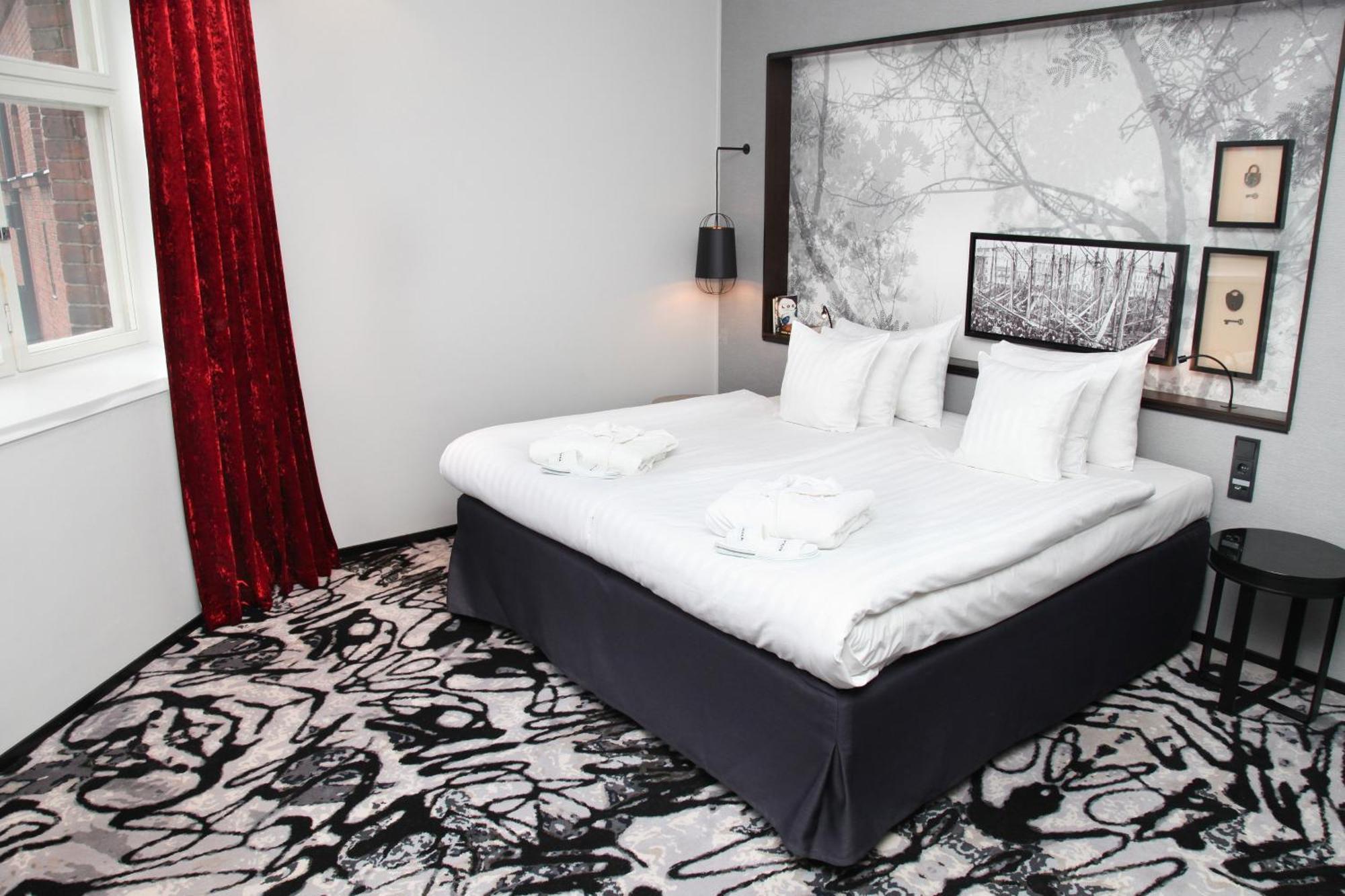 Suite Junior con cama extragrande y vistas al patio