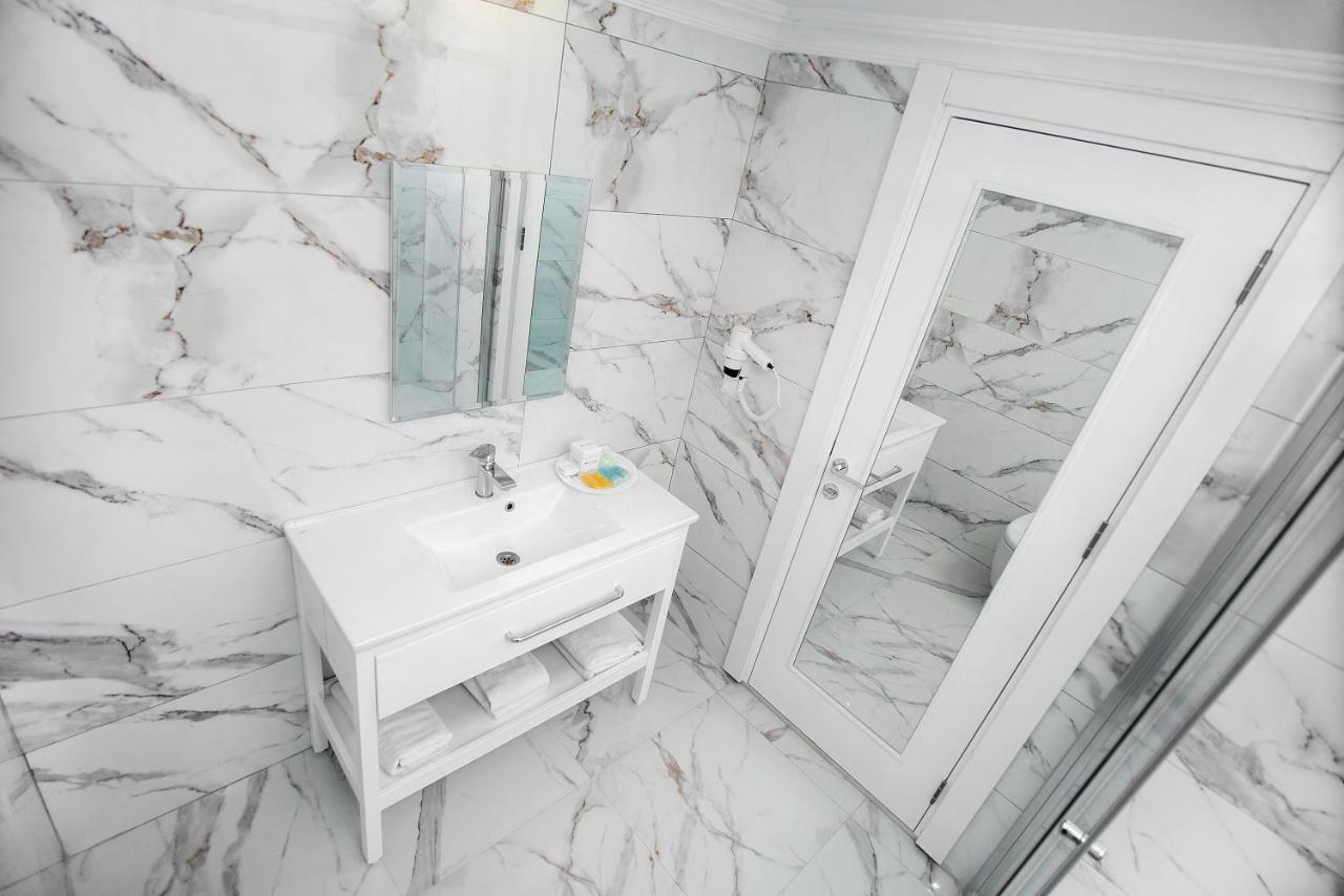 Deluxe Indoor Jacuzzi Room