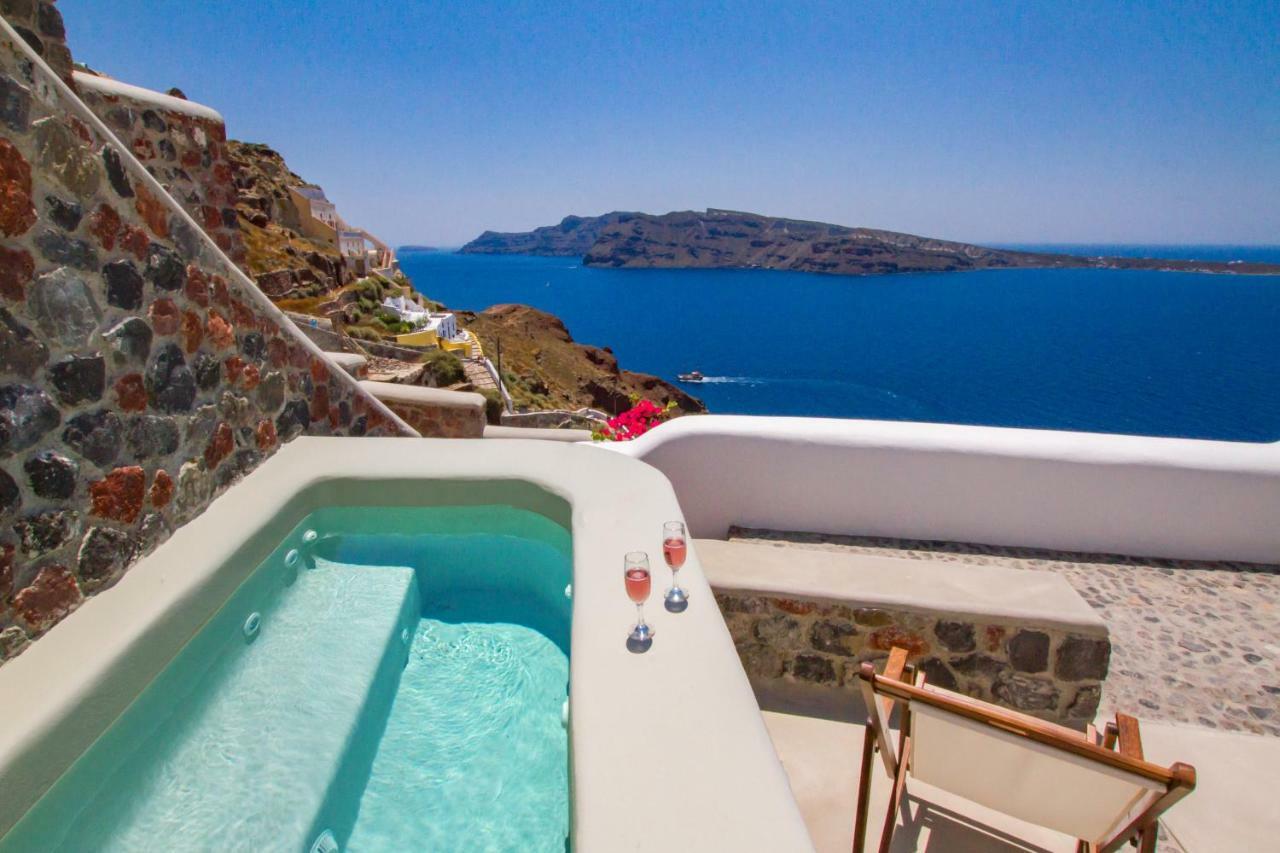 Honeymoon Cave Suite Outdoor Hot Tub