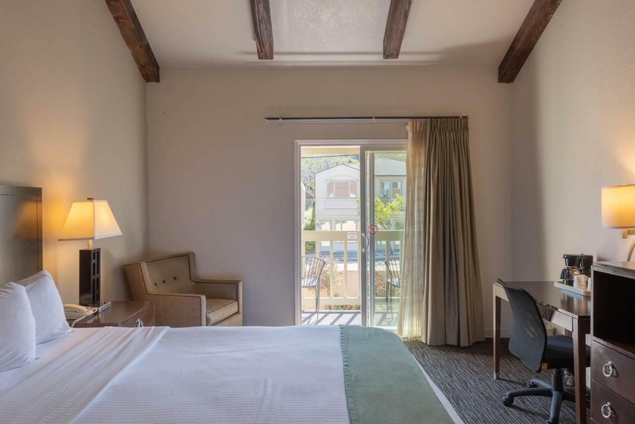 Habitación con cama extragrande.