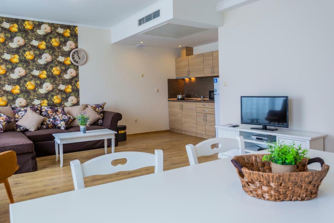 One-Bedroom Apartment Sea View
