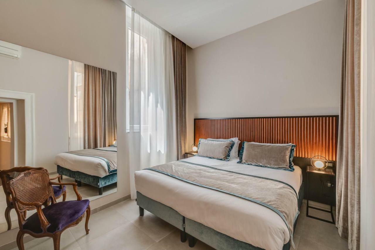 Quarto com Cama de Casal ou 2 de Solteiro em Prédio Separado 150m