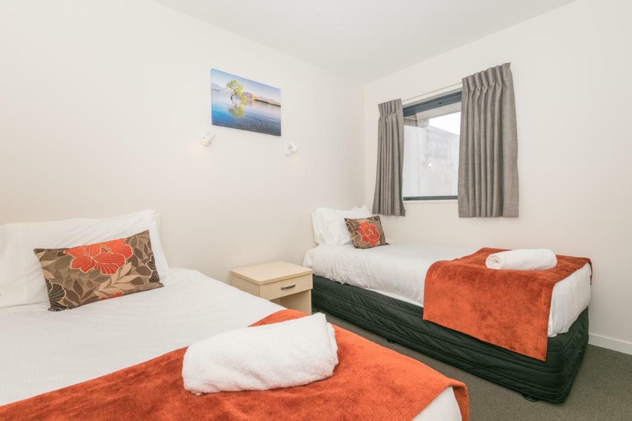 One Bedroom Family Unit Queen & 2 Singles
