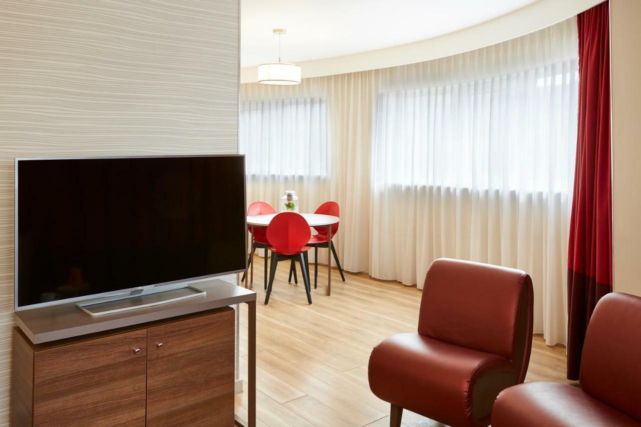 Large Superior One-Bedroom Apartment