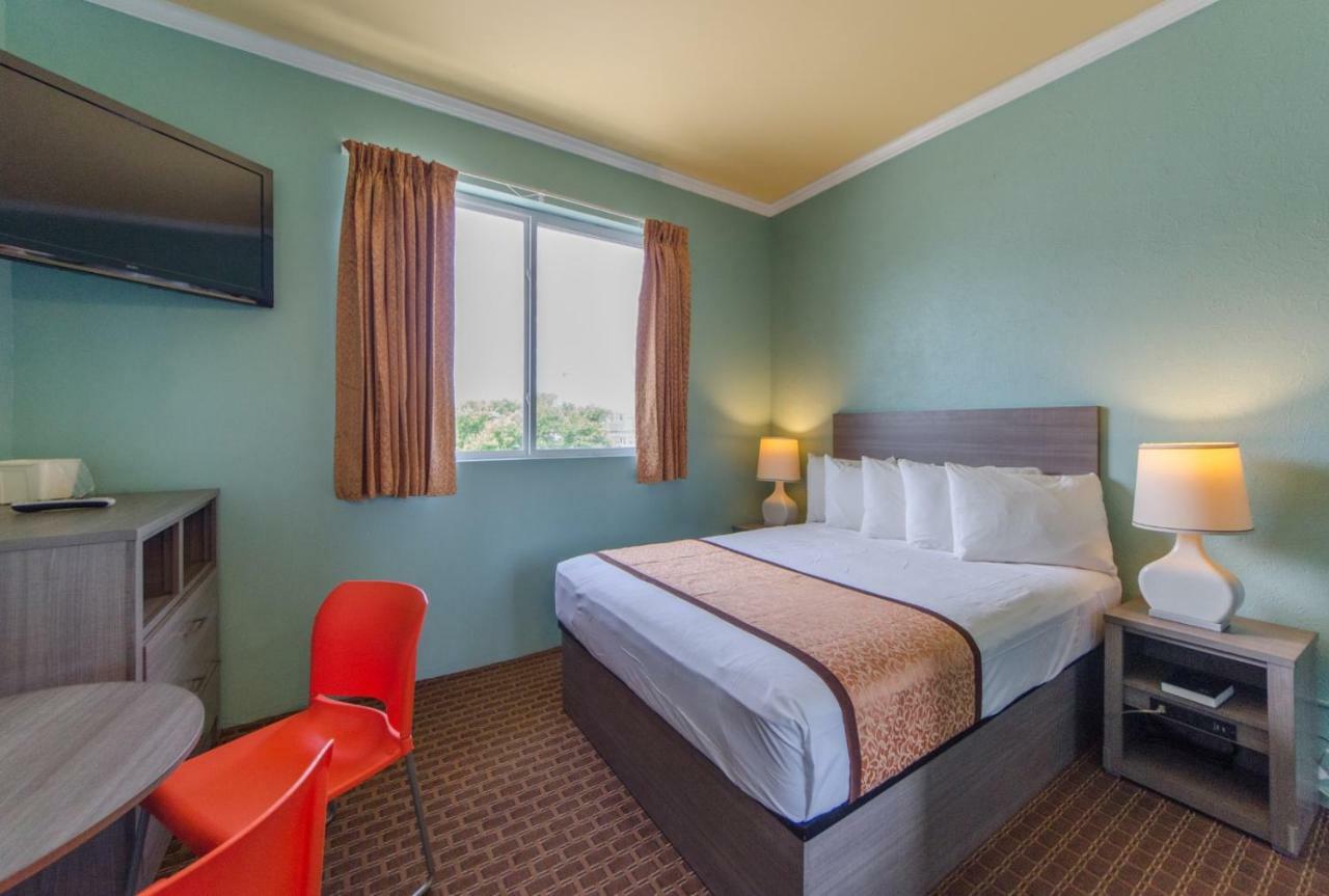 Small Double Room,813392907:JPEG