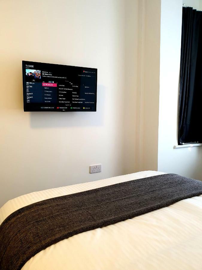 Tweepersoonskamer met 2 Aparte Bedden en Eigen Badkamer