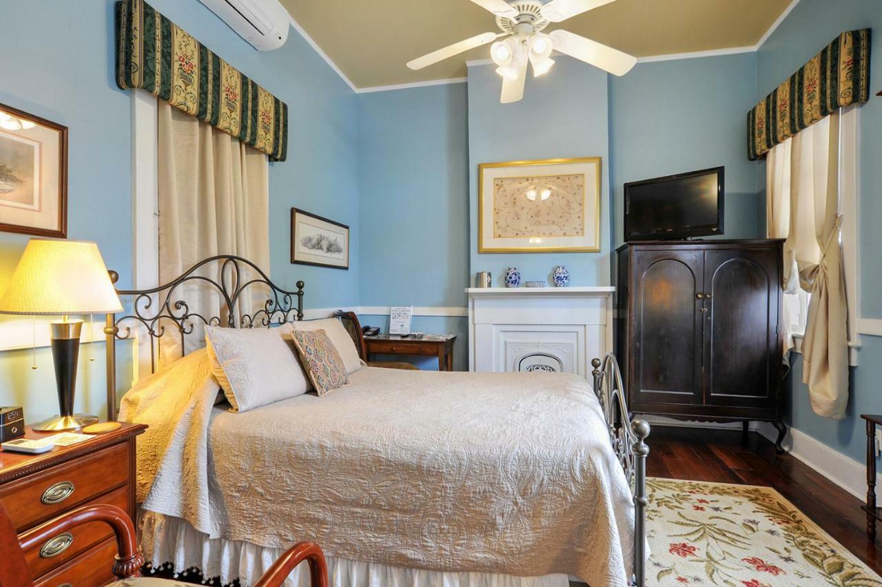 Quarto com Cama Queen-size e Banheira de Hidromassagem