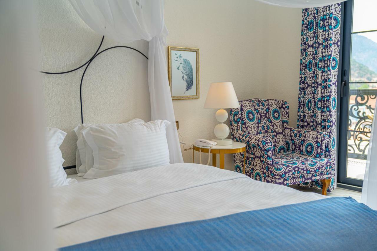 Kamer met Queensize Bed en Uitzicht op het Zwembad