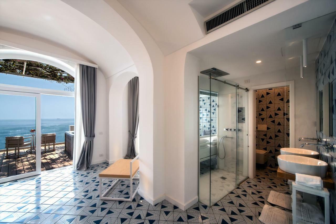 Deluxe Suite Spa Bath