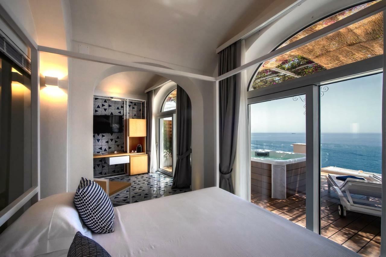 Deluxe Suite Spa Bath
