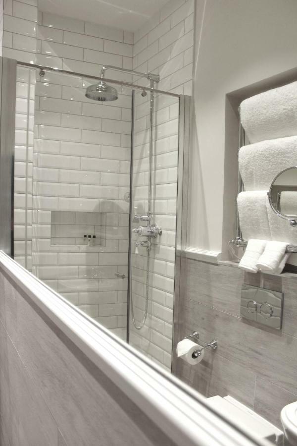 Deluxe Double Room Shower,819085208:JPEG