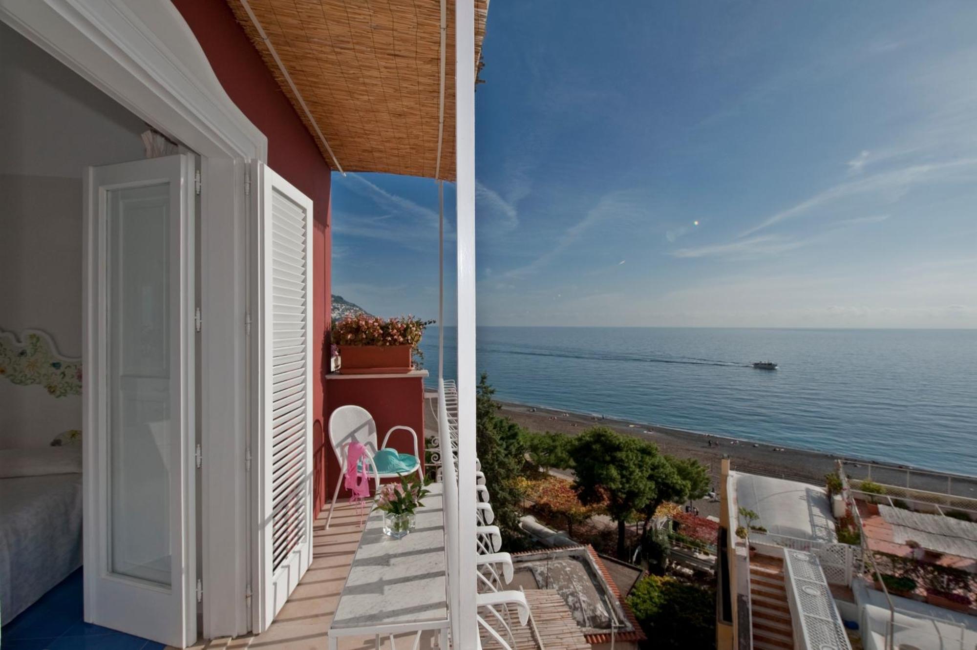 Camera Matrimoniale con Balcone e Vista Mare