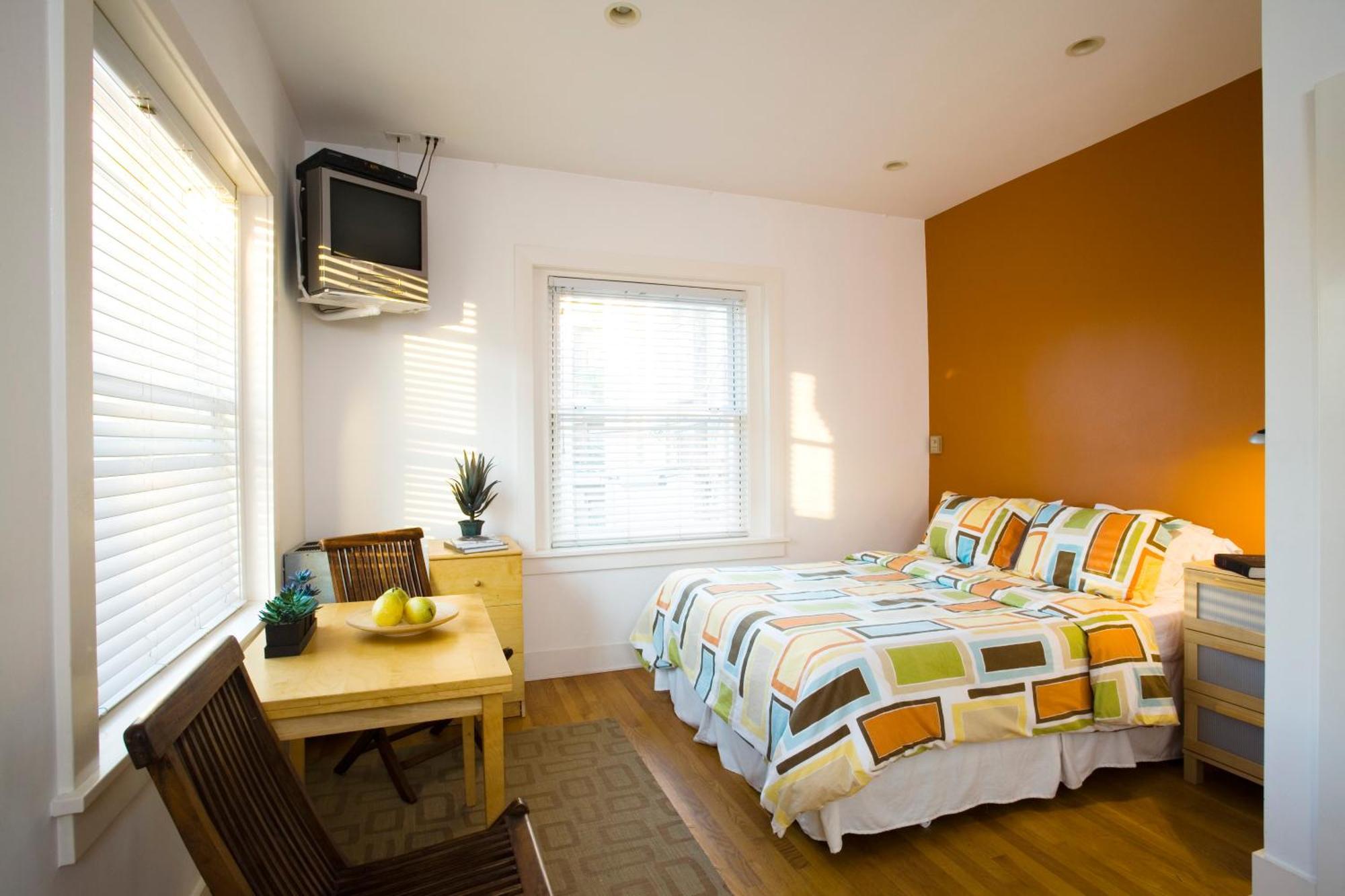 Junior Studio Suite 1 Queen Bed