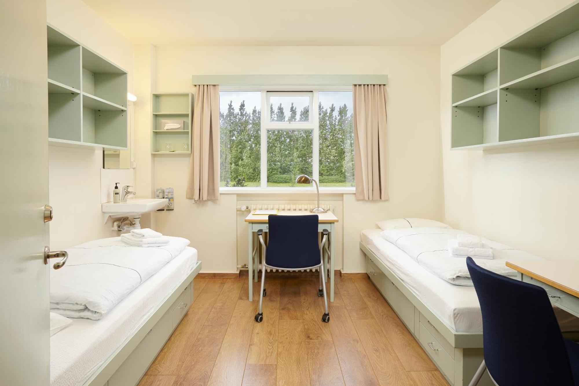 Tweepersoonskamer met 2 Aparte Bedden en Gedeelde Badkamer