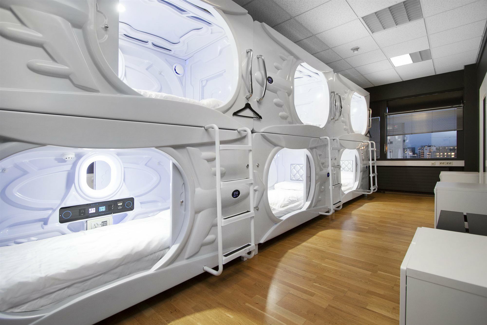 Capsule Bed 6-Bed Female Dormitory Room