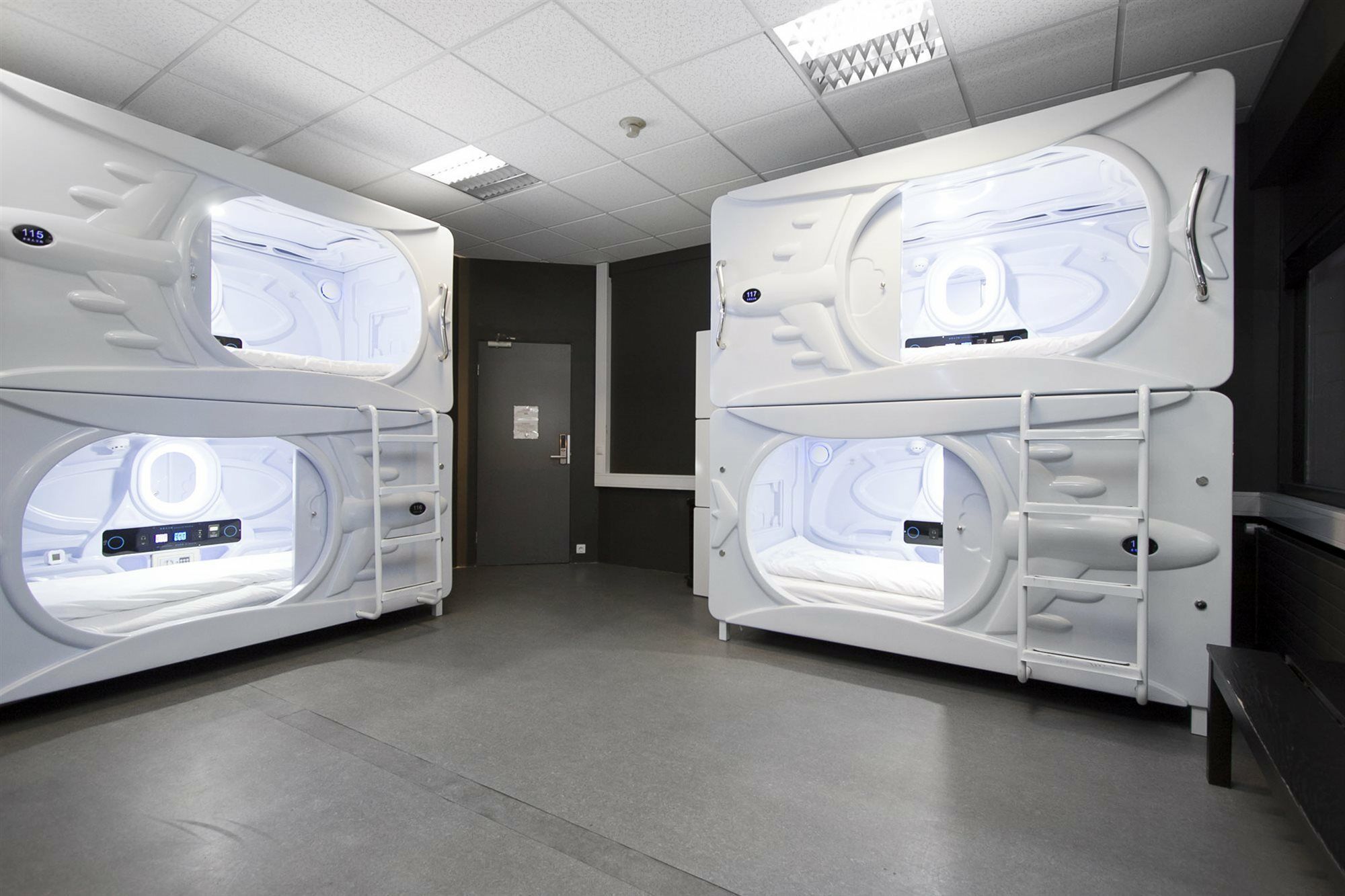 Capsule Bed 8-Bed Mixed Dormitory Room