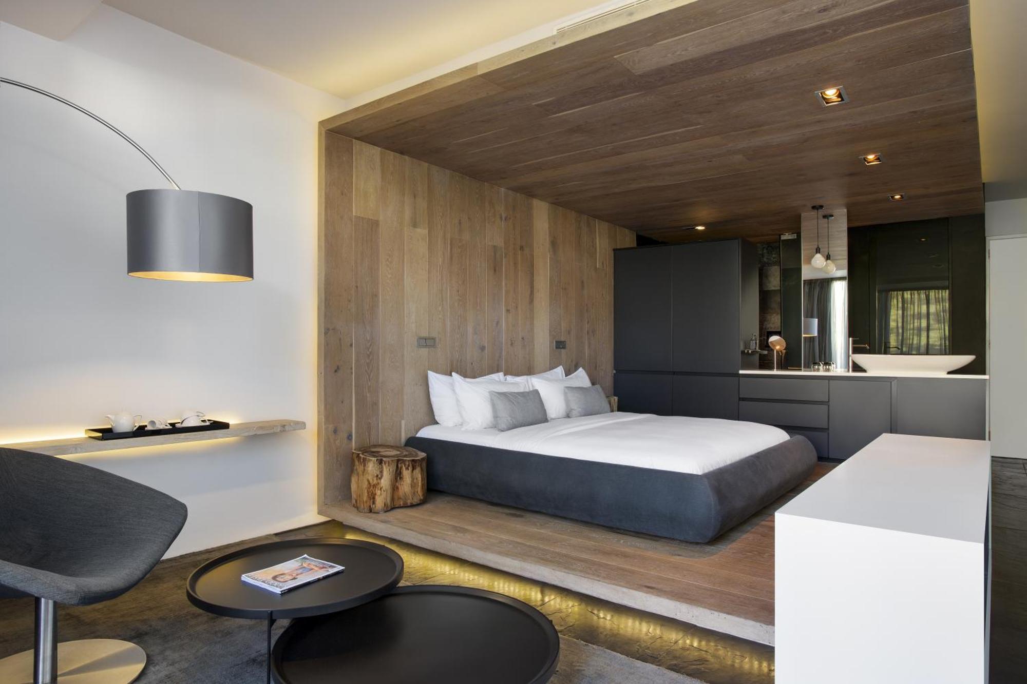 Chambre avec terrasse et piscine