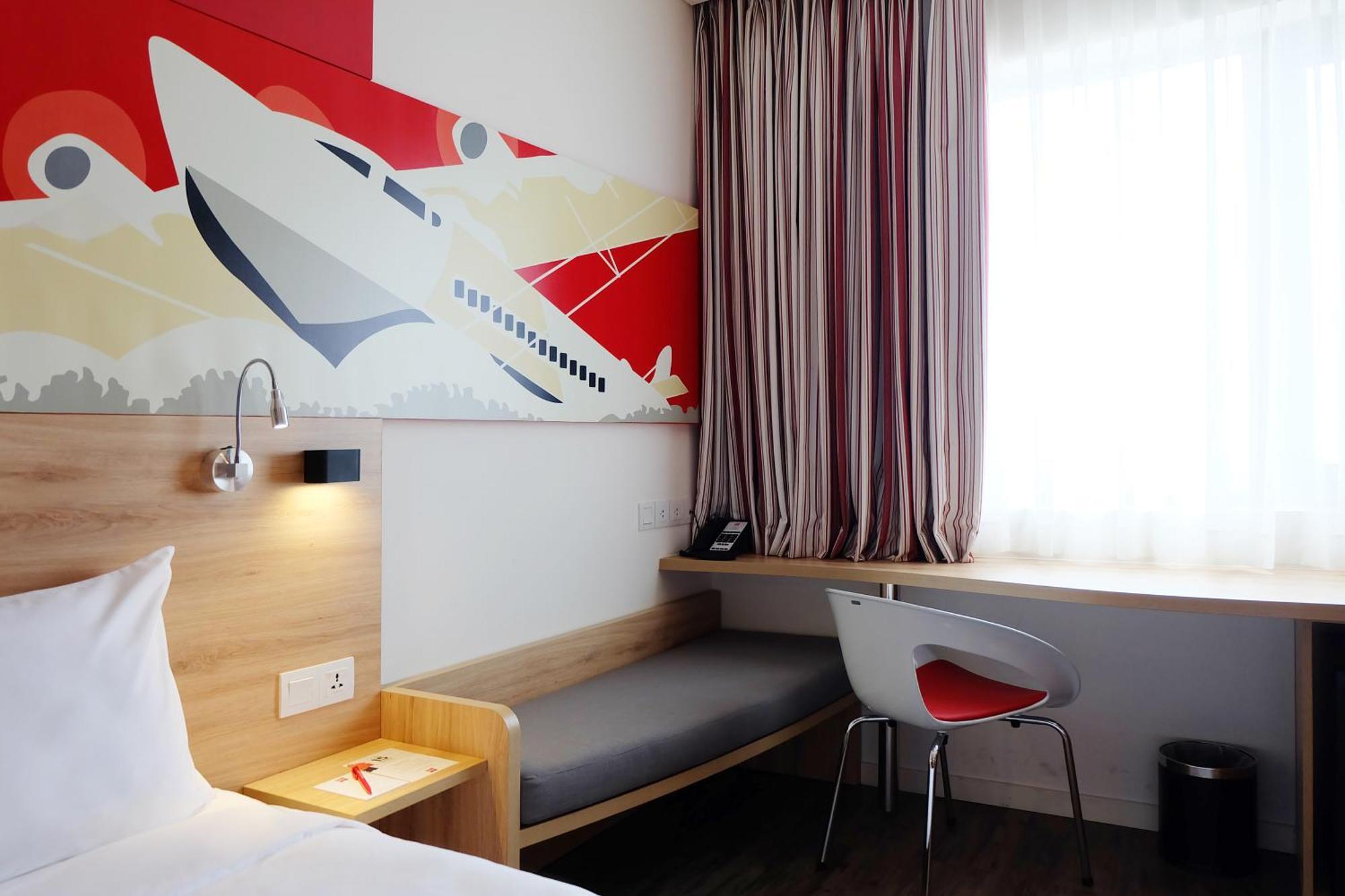 Standard Queen Room Complimentary Round-trip Transfer to International Terminal upon request