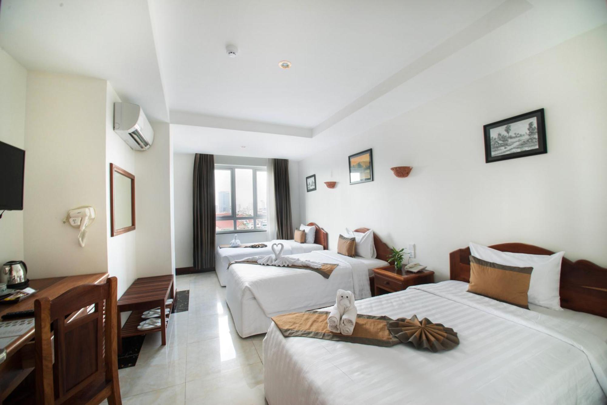 Deluxe Triple Room City View