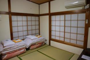 Quarto em Estilo Japonês com 2 Camas de Solteiro