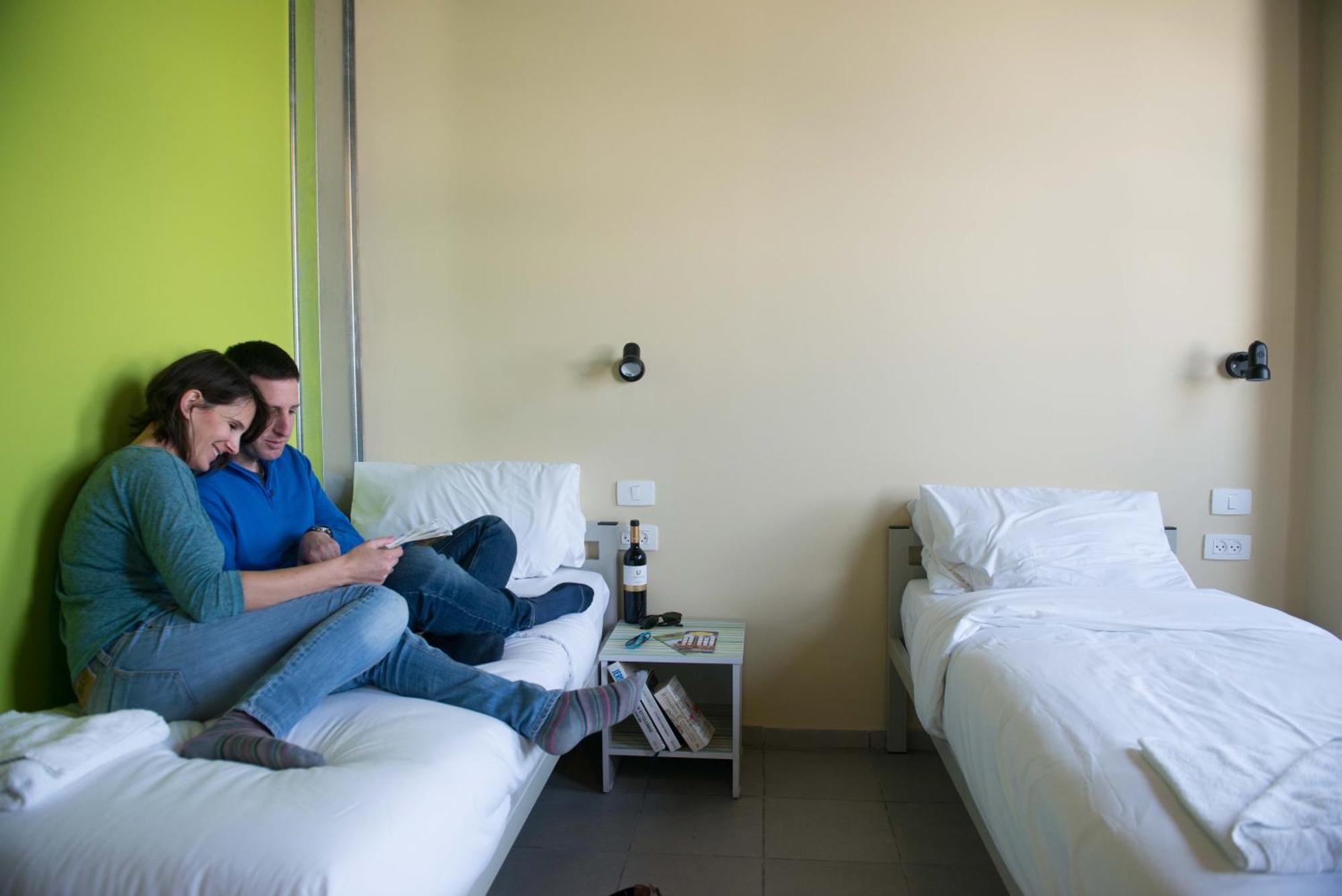 Quarto Econômico com Cama de Casal ou 2 de Solteiro