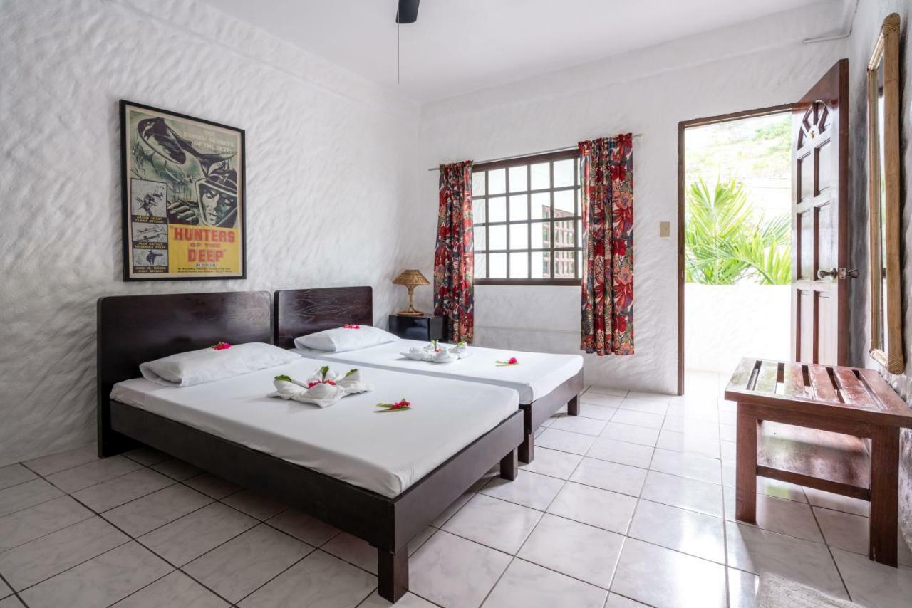 Doppel-/Zweibettzimmer mit Poolblick