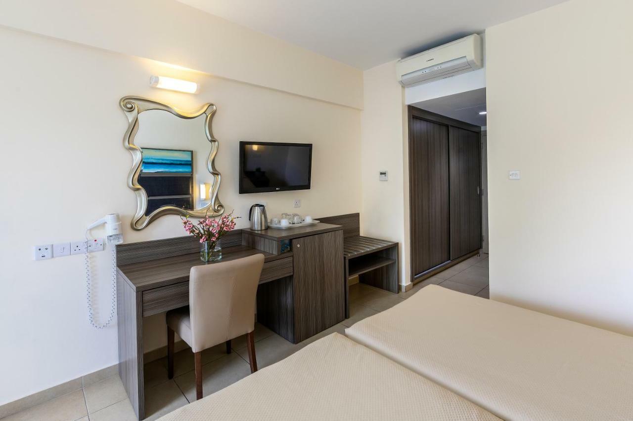 Double or Twin Room Side Sea View