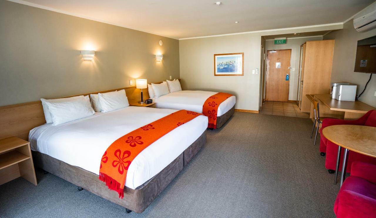 Superior Twin Room a King & Queen Bed