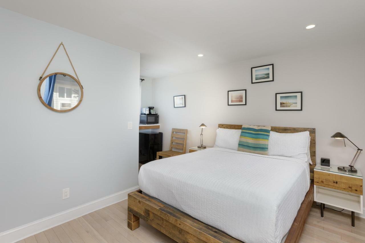 Zimmer mit Queensize-Bett und Innenhof