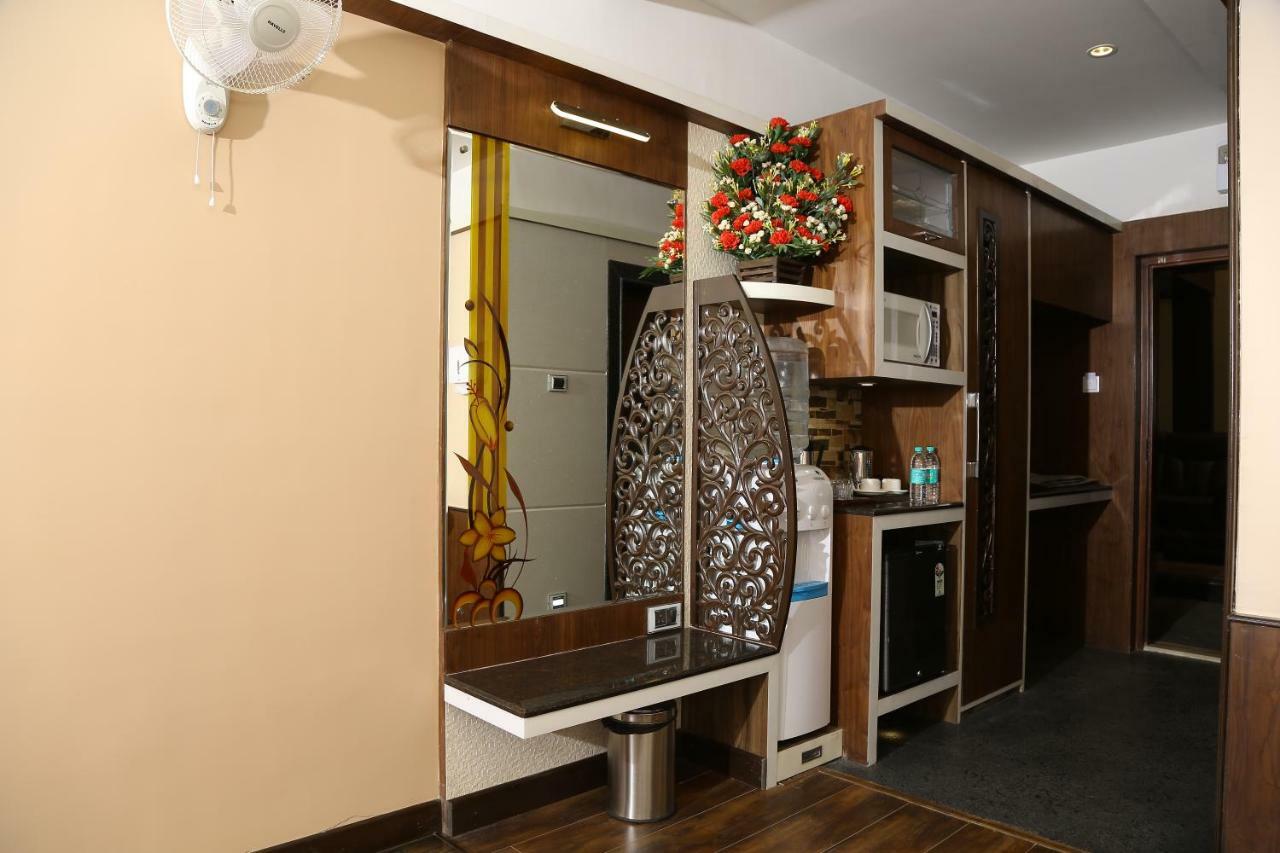 Habitación con cama extragrande y balcón
