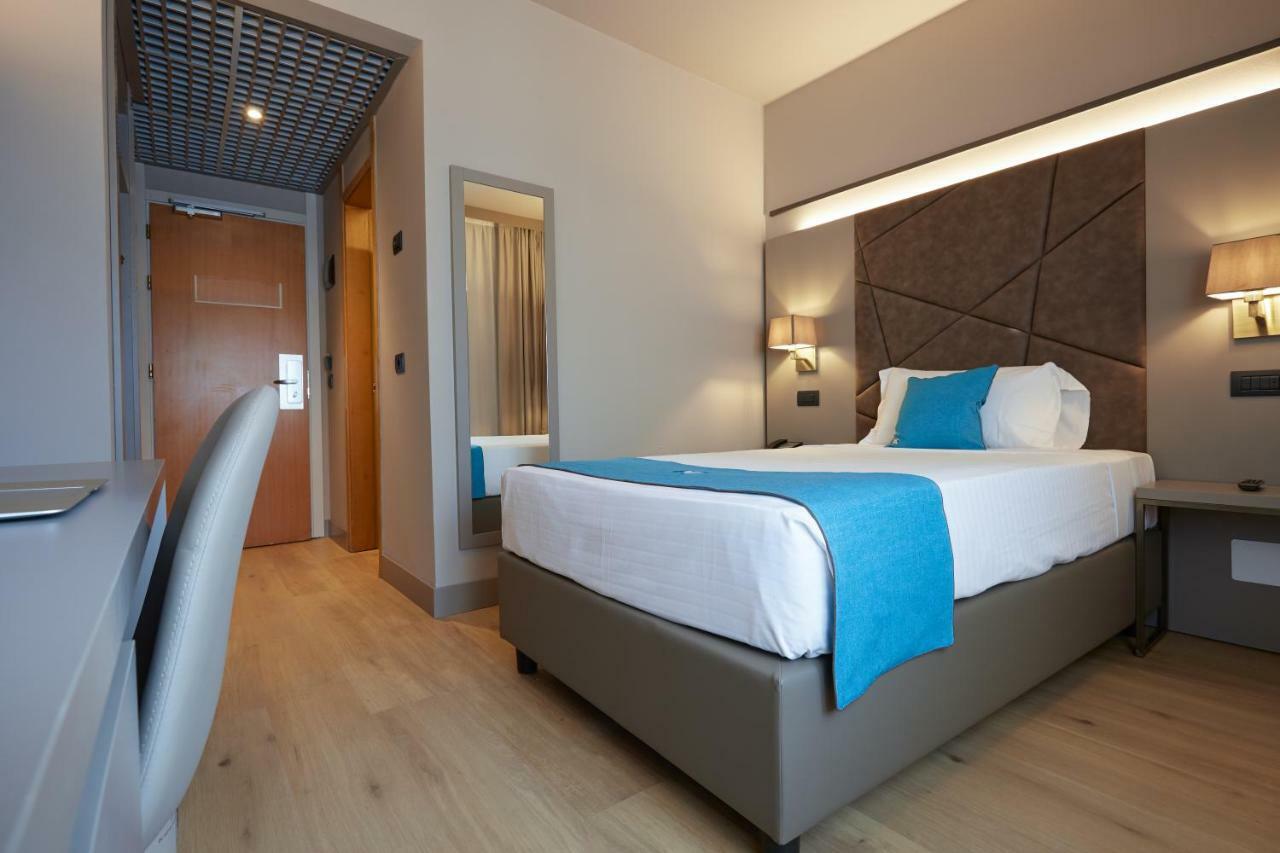 Quarto Individual com Cama de Casal Pequena