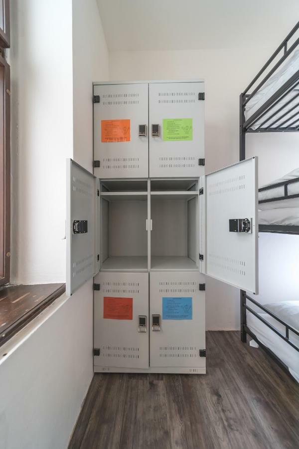 Single Bed 18-Bed Mixed Dormitory Room