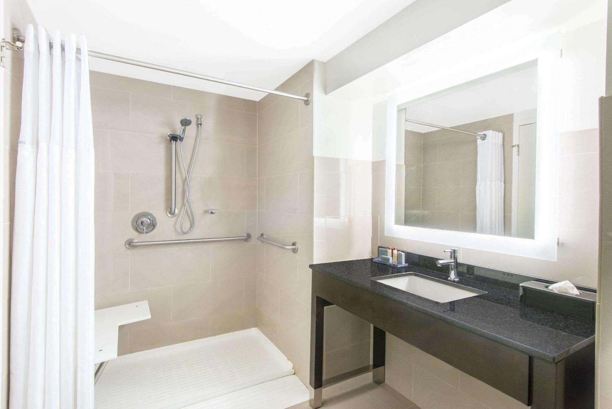 King Suite Bath Tub Mobility or Hearing Accessible Non-Smoking