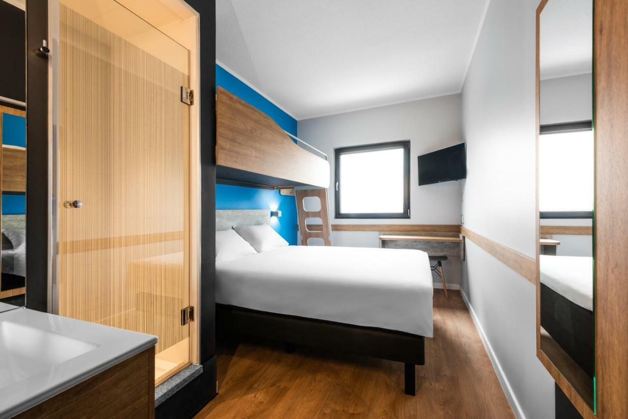 Standard Room a Double Bed a Single Bed