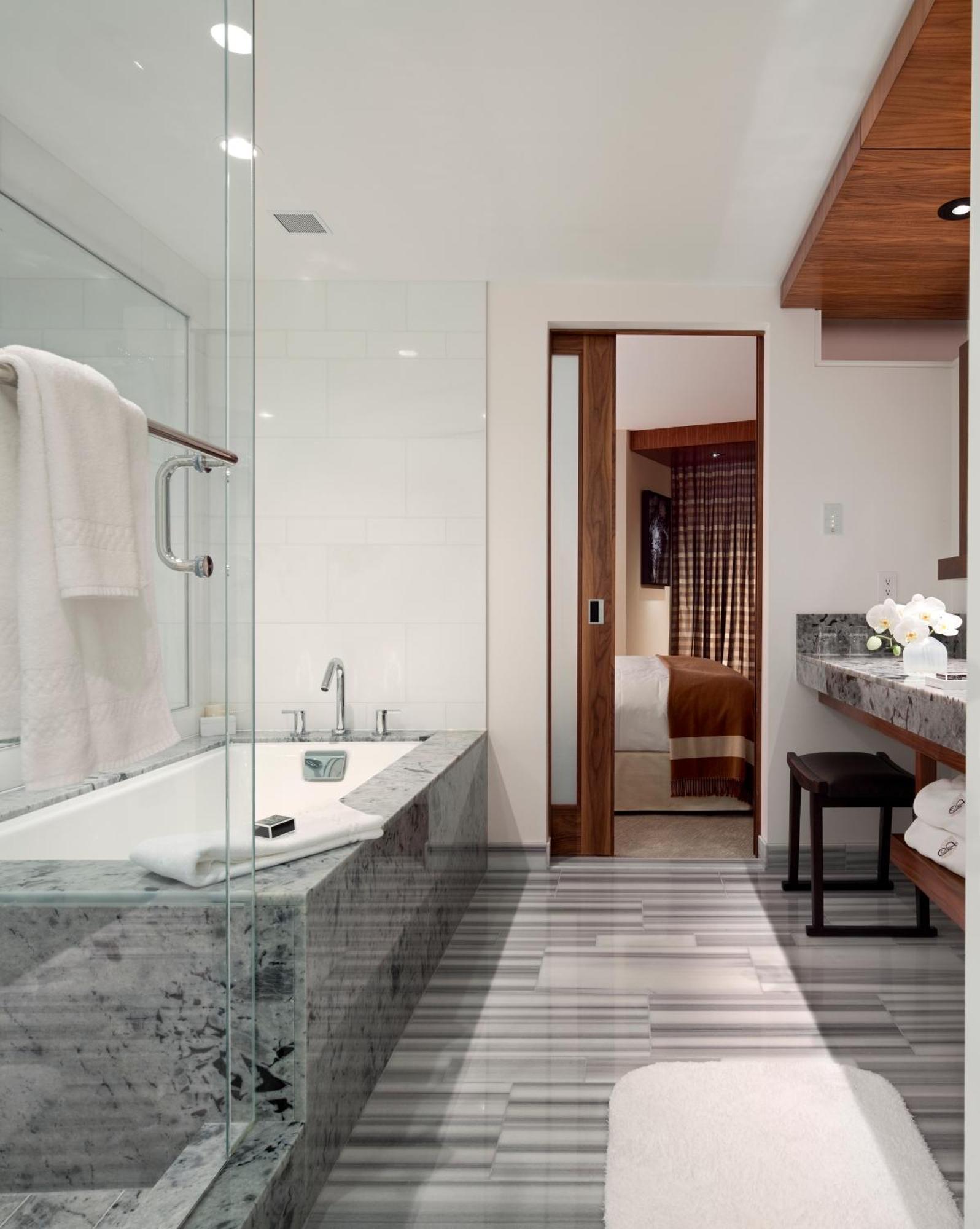 Suite com Cama King-Size e Vista Stanley Park
