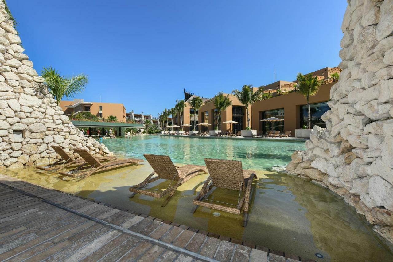Acomodação com Acesso Direto à Piscina e Vista do Jardim