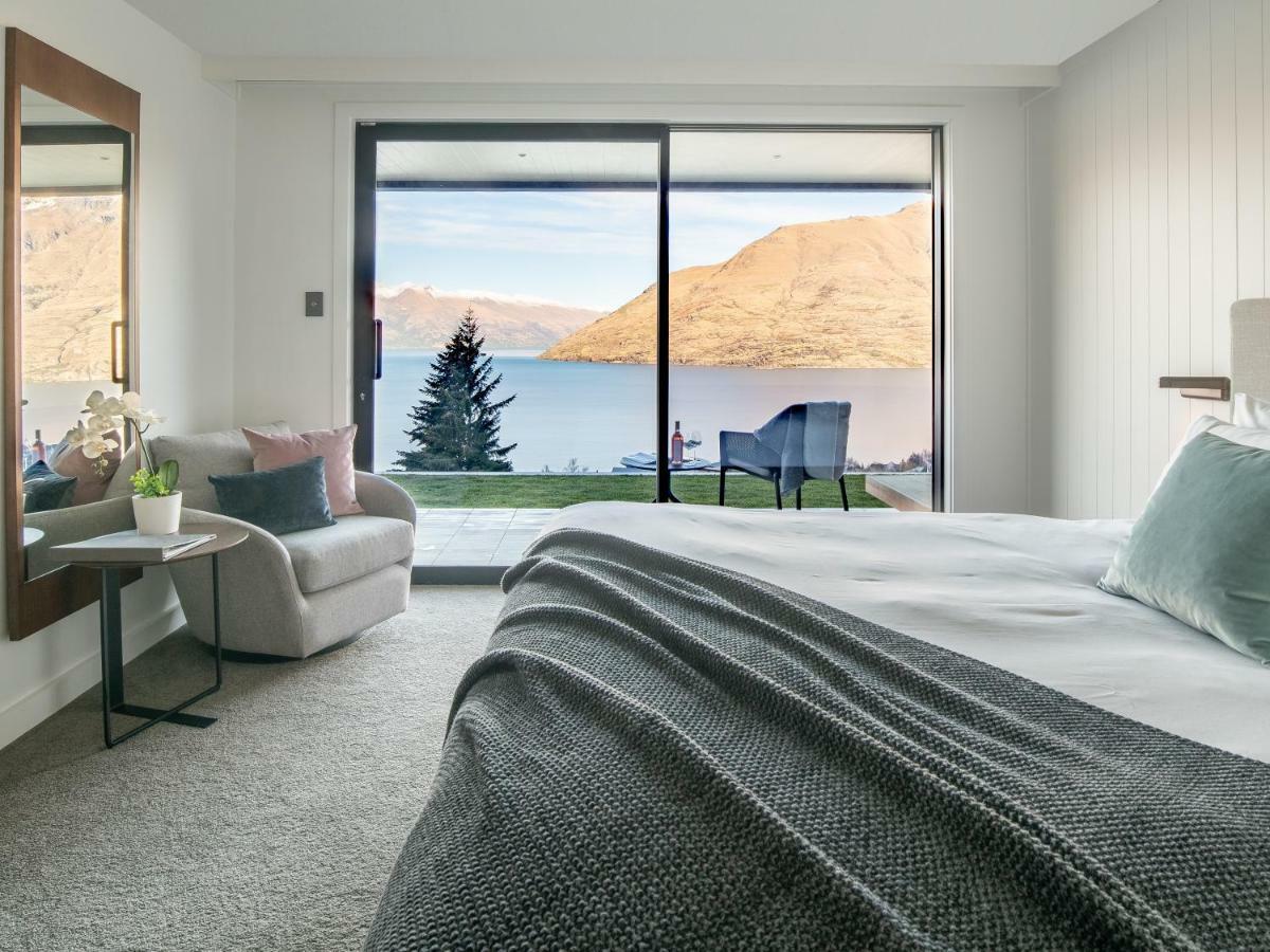 Zimmer Tahuna mit Seeblick und Kingsize-Bett